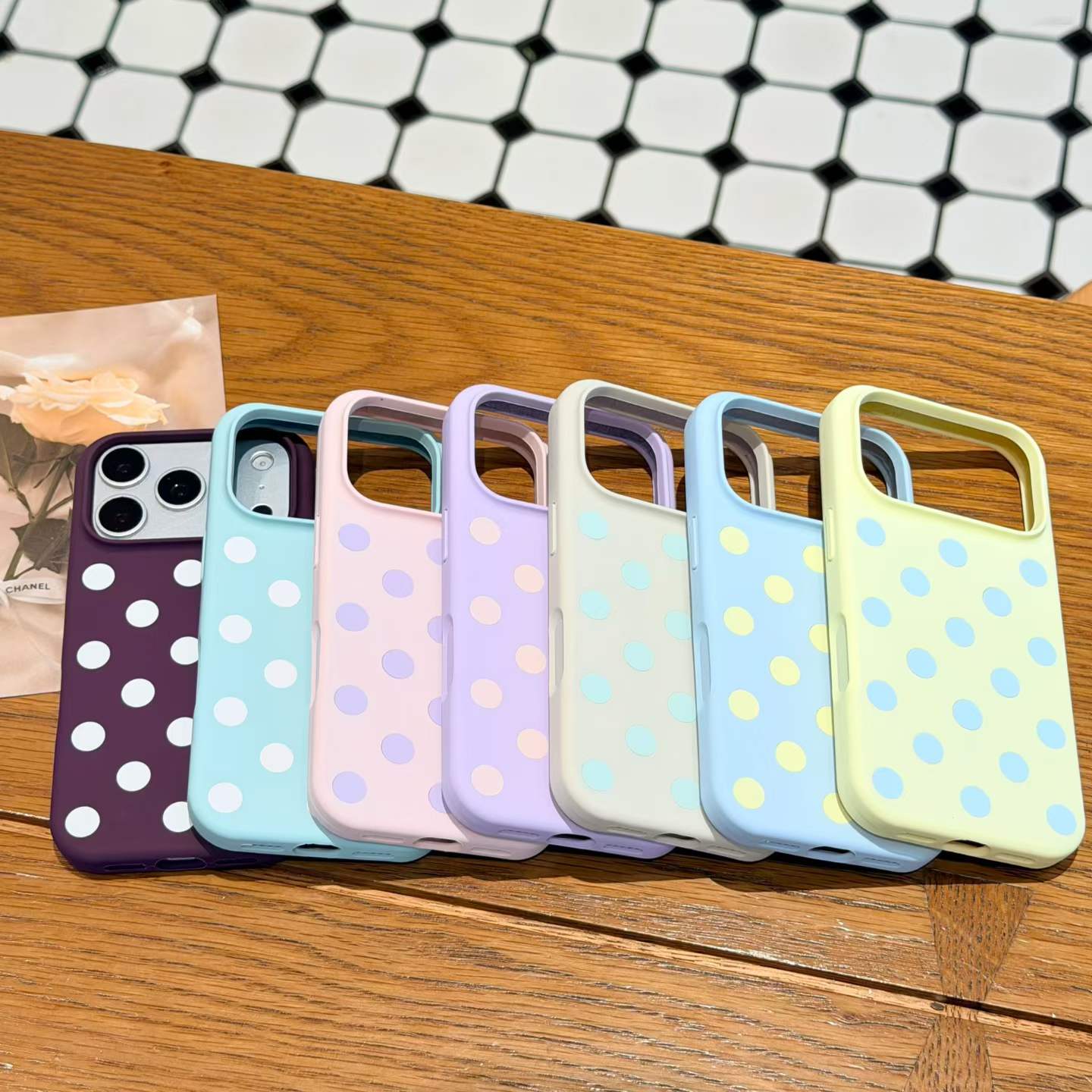 Liquid Silicone Magnetic Phone Case - iPhone 18 Pro Max、17 Pro対応、ドット柄のワイヤレス充電対応、磁石内蔵、柔らかい液状シリコン製ケース、肌触りの良い保護カバー。